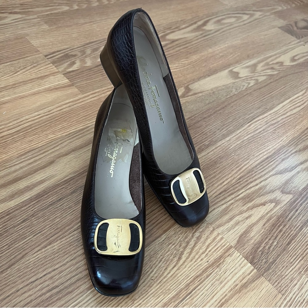 Salvatore Ferragamo Boutique Embossed Brown Leather Low Heels Size 6 AA (narrow)